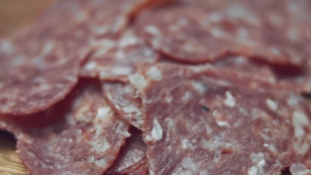 Forma Corazón Salchicha Salami Italiana Fresca Rodajas Sobre Una Mesa — Vídeo de stock