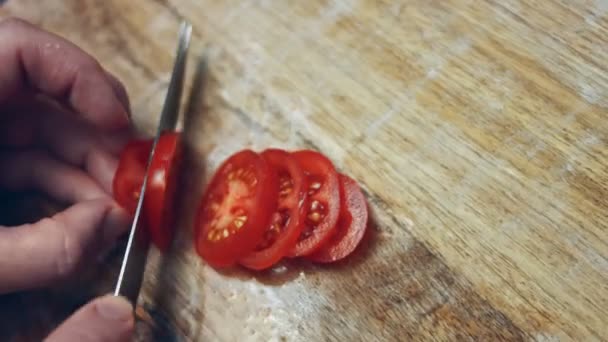 Dilimlenmiş Kiraz Domatesleri Talyan Salam Sosisi Kalp Şeklinde Mozzarella Peyniri — Stok video