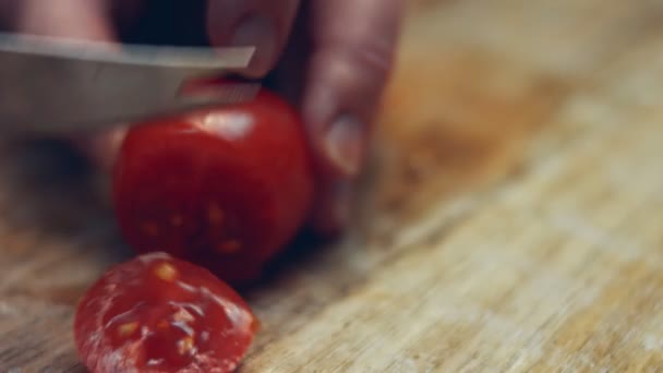 Tomates Cherry Rodajas Salchichas Italianas Queso Mozzarella Forma Corazón Una — Vídeo de stock