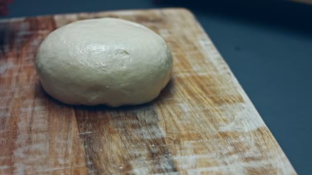 Friss Tésztát Készítek Pizzára Fából Készült Vágódeszkán Szívalakú Pizzát Készítek — Stock videók