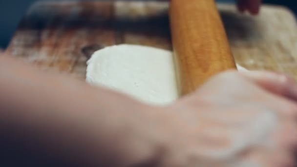 Rozwałkowanie Świeżego Ciasta Pizzę Drewnianej Desce Krojenia Przygotowywanie Pizzy Kształcie — Wideo stockowe
