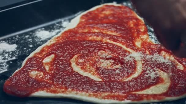 在烤盘上的心形面团上加入米拉诺腊肠配料 为爱的人准备情人节的心形披萨 4K视频 艺术射击 — 图库视频影像