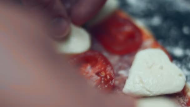Pizza Mit Basilikum Auf Dem Backblech Würzen Die Zubereitung Einer — Stockvideo