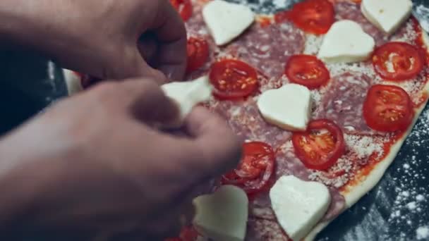Pizza Smaak Brengen Met Basilicum Bakplaat Hartvormige Pizza Bereiden Voor — Stockvideo