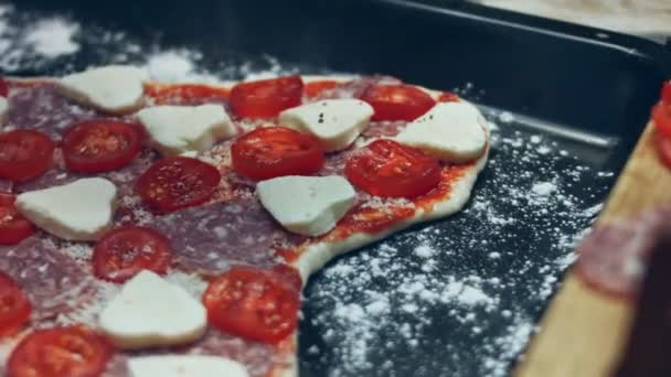 Smaksatt Pizza Med Basilika Bakplåten Förbereda Hjärtformade Pizza För Alla — Stockvideo