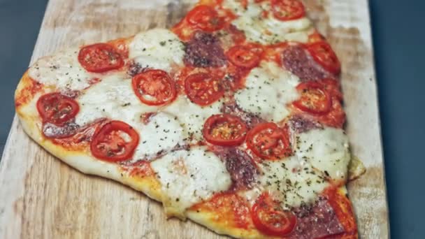 Colocando Uma Pizza Forma Coração Quente Placa Madeira Refeição Surpresa — Vídeo de Stock