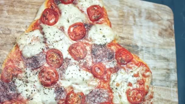 Het Plaatsen Van Een Hete Hartvormige Pizza Het Houten Bord — Stockvideo