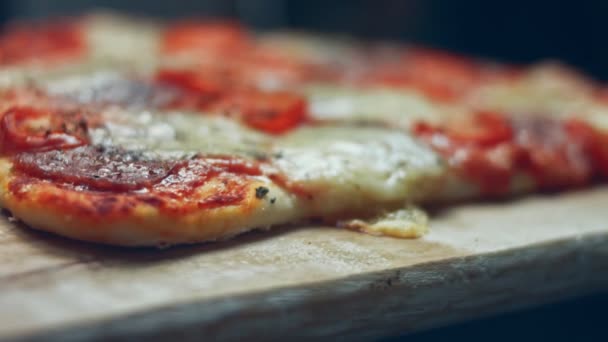 Colocar Una Pizza Caliente Forma Corazón Tablero Madera Comida Sorpresa — Vídeo de stock