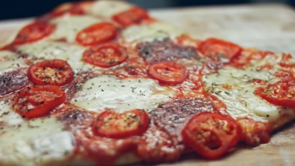 Het Plaatsen Van Een Hete Hartvormige Pizza Het Houten Bord — Stockvideo