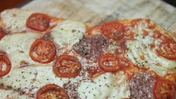 Pizza Caliente Forma Corazón Tablero Madera Comida Sorpresa Para Ser — Vídeo de stock
