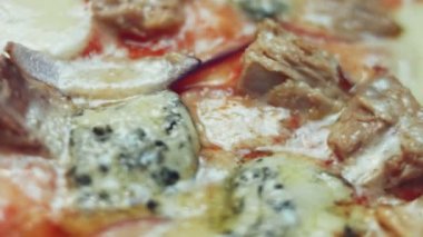 Sıcak ev yapımı pizza. Sevgililer Günü için kalp şeklinde ton balıklı pizza. Sevdiğin biri için sürpriz yemek. 4K video. Sanatsal çekim.