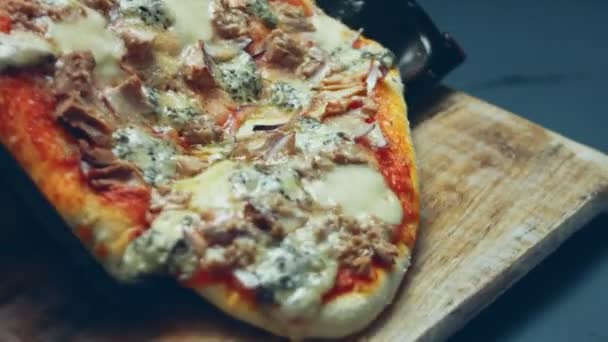 Pizza Casera Cocida Caliente Pizza Atún Forma Corazón Para Día — Vídeo de stock