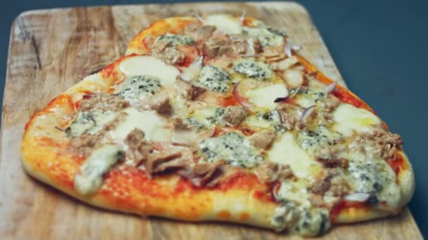 Sıcak Yapımı Pizza Sevgililer Günü Için Kalp Şeklinde Ton Balıklı — Stok video