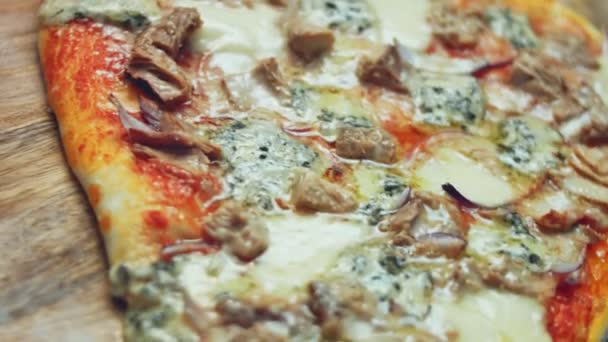 熱々の自家製ピザ 愛する人のためのバレンタインデーのためのハート型のマグロピザは驚きの食事として 4Kビデオ 芸術的撮影 — ストック動画