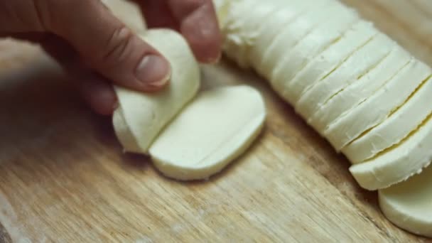 Verse Italiaanse Gesneden Salami Worst Een Houten Snijplank Het Snijden — Stockvideo