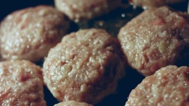Lezzetli et pirzolaları siyah tavada yağda kızartılır. Basit ev yemekleri. OLED ekranı için.