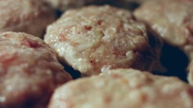Lezzetli et pirzolaları siyah tavada yağda kızartılır. Basit ev yemekleri. OLED ekranı için.
