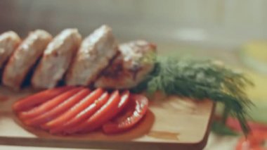 Lezzetli et pirzolaları siyah tavada yağda kızartılır. Basit ev yemekleri. OLED ekranı için.