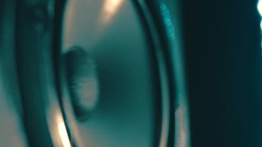 Profesyonel ses hoparlörünün titreşimli hoparlörleri yakın plan. Müzisyenler için Hifi sistemi. Müzik stüdyosu için en iyi hoparlörler. Yumuşak ışık.