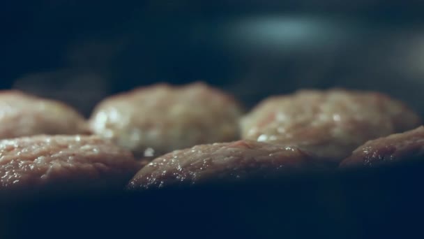 Juicy Deliciosas Chuletas Carne Fríen Aceite Sartén Negra Cocina Casera — Vídeo de stock