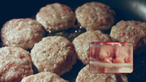 Potongan Daging Lezat Segar Digoreng Dalam Minyak Panci Hitam Rumah — Stok Video