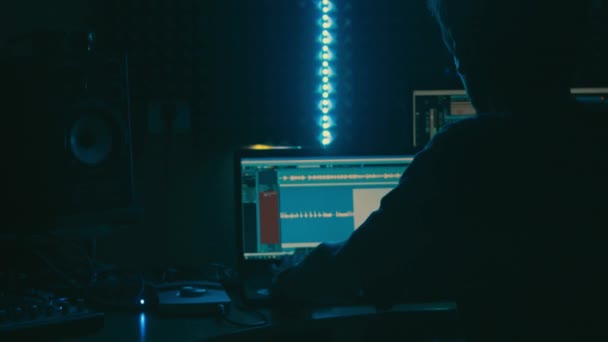 录音室 在计算机上工作的音响工程师监测编辑声音 记录的过程 现代技术 声音和声音的校正 图表的音量水平 演播室光线不好 — 图库视频影像