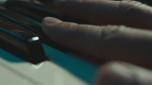 Händerna Spelar Piano Elektroniskt Tangentbord Med Musik Inspelning Studio Koncept — Stockvideo