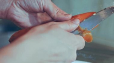 Zeytin salatası için patates soymak, Rus salatası..