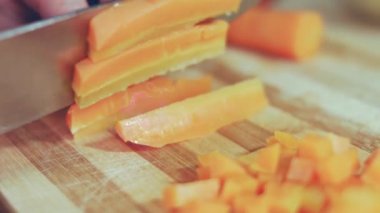 Zeytin salatası için havuç kesme, Rus salatası..