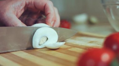 Zeytin salatası için yumurta kesmek, Rus salatası..