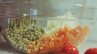 Geleneksel Rus salatası Olivier için sebze ve et. Kış salatası. Üst görünüm.