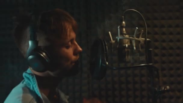 Retrato Guapo Cantante Rap Masculino Auriculares Con Micrófono Profesional Cantando — Vídeos de Stock
