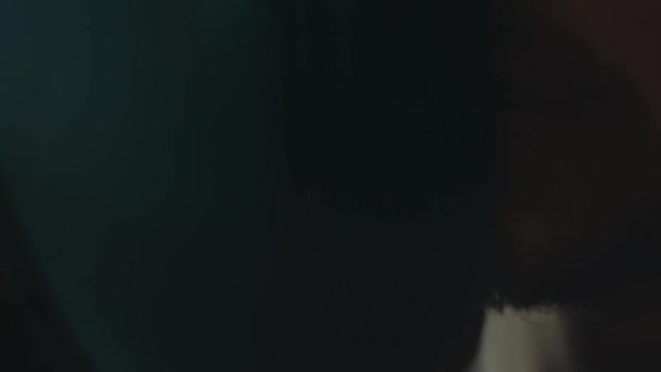Портрет Гарного Чоловіка Реп Співака Навушниках Професійним Мікрофоном Співає Записуючи — стокове відео