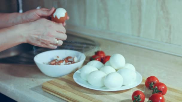 Вирізання Яєць Оливкового Салату Російський Салат — стокове відео