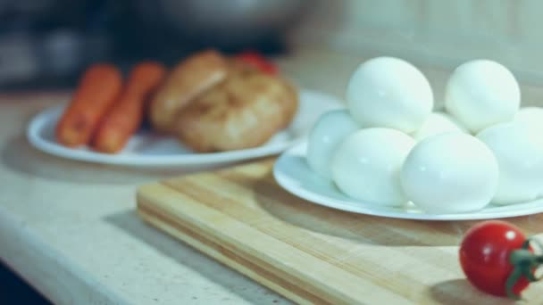 Cortar Huevos Para Ensalada Aceitunas Ensalada Rusa — Vídeo de stock
