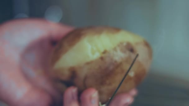 Pelar Patatas Para Ensalada Aceitunas Ensalada Rusa — Vídeo de stock