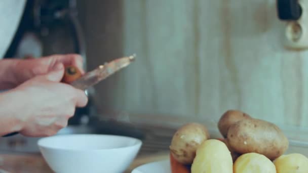 Pelar Patatas Para Ensalada Aceitunas Ensalada Rusa — Vídeo de stock