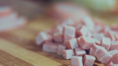 Zeytin salatası ve Rus salatası için sosis kesiyorum..