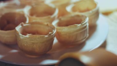 Zeytin salatasını waffle kedisine koy. Geleneksel Rus salatası için sebzeli Olivier..