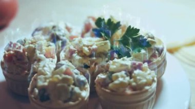 Zeytin salatasını waffle kedisine koy. Geleneksel Rus salatası için sebzeli Olivier..