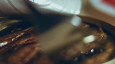 Yağın içinde tütsülenmiş balıklar. Çatalla balık tutarız..