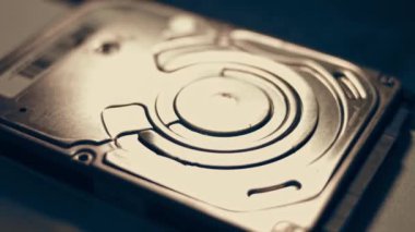 Hard disk stok görüntülerini kapatıyor. Bağlantıları ve devre kartı olan bir HDD sürücüsünün alt tarafını göstermek.