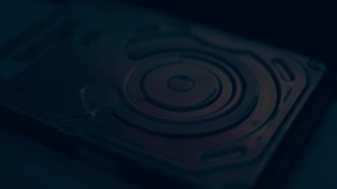 Hard disk stok görüntülerini kapatıyor. Bağlantıları ve devre kartı olan bir HDD sürücüsünün alt tarafını göstermek.