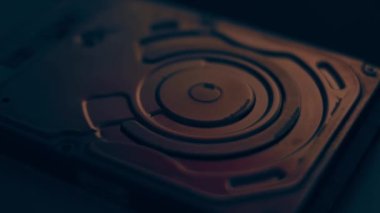 Hard disk stok görüntülerini kapatıyor. Bağlantıları ve devre kartı olan bir HDD sürücüsünün alt tarafını göstermek.