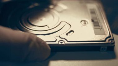 Hard disk stok görüntülerini kapatıyor. Bağlantıları ve devre kartı olan bir HDD sürücüsünün alt tarafını göstermek.