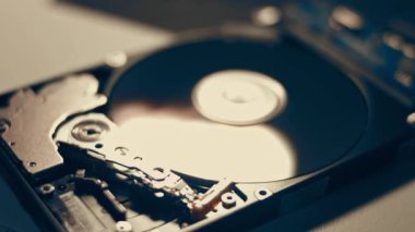 Çalışmanın makro kapanışı hdd sürücü sabit diski, yazma hareketi, manyetik başlık okuma.