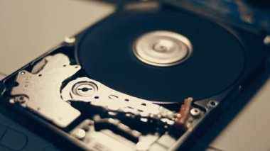 Çalışmanın makro kapanışı hdd sürücü sabit diski, yazma hareketi, manyetik başlık okuma.