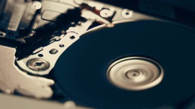 Çalışmanın makro kapanışı hdd sürücü sabit diski, yazma hareketi, manyetik başlık okuma.