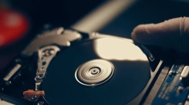 Çalışmanın makro kapanışı hdd sürücü sabit diski, yazma hareketi, manyetik başlık okuma.