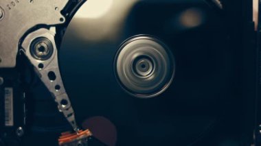 Çalışmanın makro kapanışı hdd sürücü sabit diski, yazma hareketi, manyetik başlık okuma.